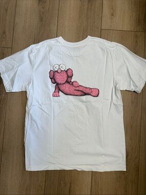 Uniqlo UT x Kaws Short Sleeve Graphic T-Shirt 2023 White Pink Mens Sz M